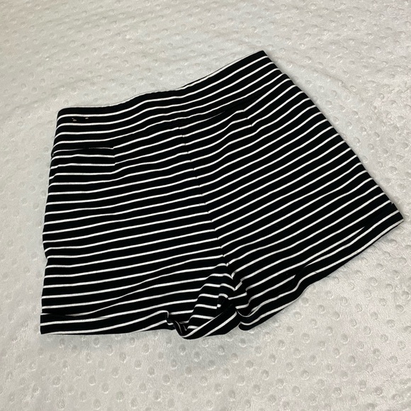 Hollister Shorts (size Small) - Picture 2 of 6